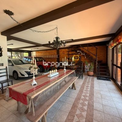 Casa com 540m², 5 quartos (sendo 2 suítes), 6 garagens, no bairro Itacorubi em Florianópolis