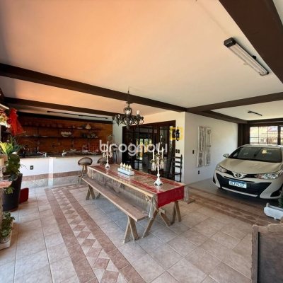 Casa com 540m², 5 quartos (sendo 2 suítes), 6 garagens, no bairro Itacorubi em Florianópolis