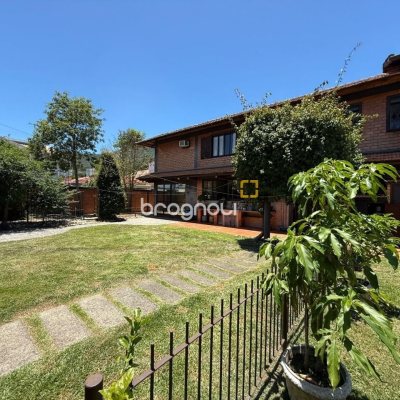 Casa com 540m², 5 quartos (sendo 2 suítes), 6 garagens, no bairro Itacorubi em Florianópolis