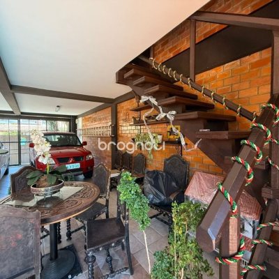 Casa com 540m², 5 quartos (sendo 2 suítes), 6 garagens, no bairro Itacorubi em Florianópolis