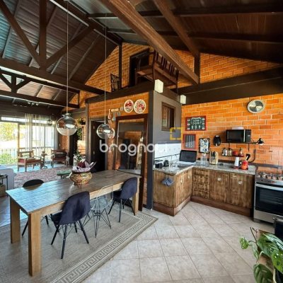 Casa com 540m², 5 quartos (sendo 2 suítes), 6 garagens, no bairro Itacorubi em Florianópolis
