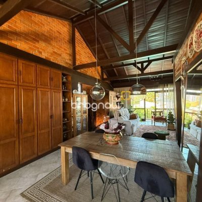 Casa com 540m², 5 quartos (sendo 2 suítes), 6 garagens, no bairro Itacorubi em Florianópolis