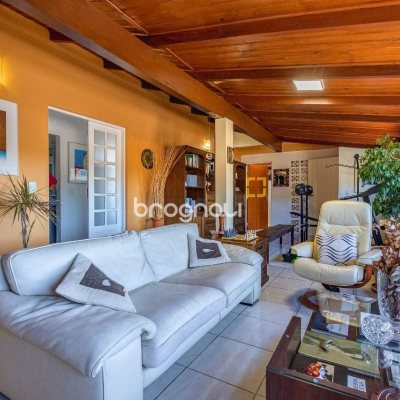 Cobertura com 297m², 5 quartos (sendo 3 suítes), 2 garagens, no bairro Canasvieiras em Florianópolis