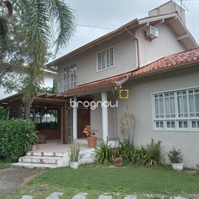 Casa com 232m², 2 quartos (sendo 1 suíte), 7 garagens, no bairro Lagoa da Conceição em Florianópolis