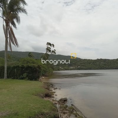 Casa com 232m², 2 quartos (sendo 1 suíte), 7 garagens, no bairro Lagoa da Conceição em Florianópolis
