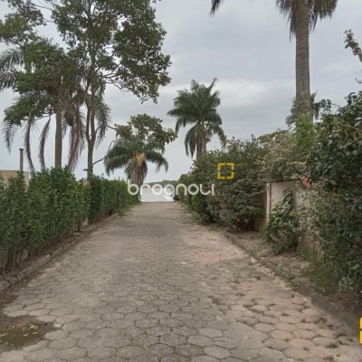 Casa com 232m², 2 quartos (sendo 1 suíte), 7 garagens, no bairro Lagoa da Conceição em Florianópolis
