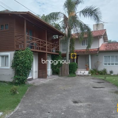 Casa com 232m², 2 quartos (sendo 1 suíte), 7 garagens, no bairro Lagoa da Conceição em Florianópolis