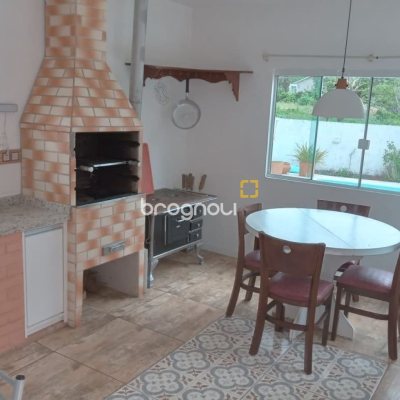 Casa com 232m², 2 quartos (sendo 1 suíte), 7 garagens, no bairro Lagoa da Conceição em Florianópolis