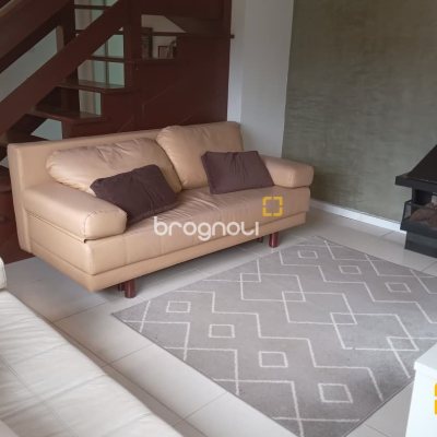 Casa com 232m², 2 quartos (sendo 1 suíte), 7 garagens, no bairro Lagoa da Conceição em Florianópolis