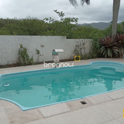 Casa com 232m², 2 quartos (sendo 1 suíte), 7 garagens, no bairro Lagoa da Conceição em Florianópolis
