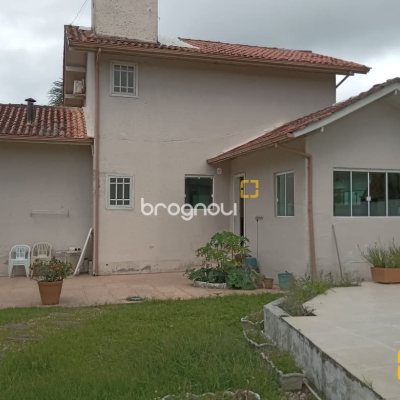 Casa com 232m², 2 quartos (sendo 1 suíte), 7 garagens, no bairro Lagoa da Conceição em Florianópolis