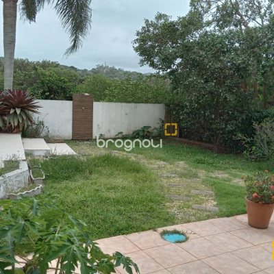 Casa com 232m², 2 quartos (sendo 1 suíte), 7 garagens, no bairro Lagoa da Conceição em Florianópolis