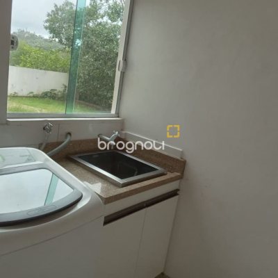 Casa com 232m², 2 quartos (sendo 1 suíte), 7 garagens, no bairro Lagoa da Conceição em Florianópolis