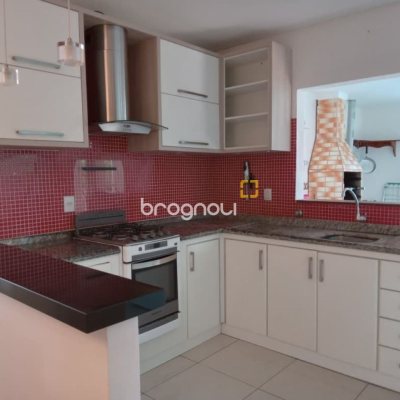 Casa com 232m², 2 quartos (sendo 1 suíte), 7 garagens, no bairro Lagoa da Conceição em Florianópolis