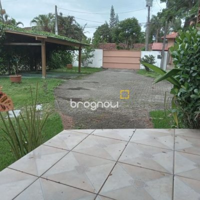 Casa com 232m², 2 quartos (sendo 1 suíte), 7 garagens, no bairro Lagoa da Conceição em Florianópolis