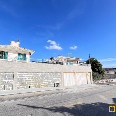Casa com 325m², 3 quartos, 4 garagens, no bairro Jardim Cidade de Florianópolis em São José