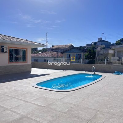 Casa com 325m², 3 quartos, 4 garagens, no bairro Jardim Cidade de Florianópolis em São José