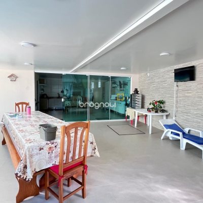 Casa com 325m², 3 quartos, 4 garagens, no bairro Jardim Cidade de Florianópolis em São José