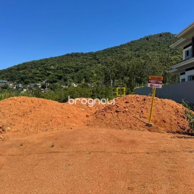 Terreno com 450m², no bairro Saco Grande em Florianópolis