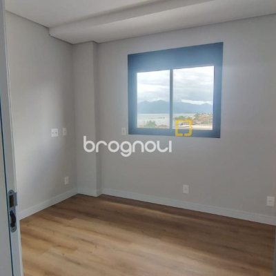 Apartamento com 71m², 2 quartos (sendo 1 suíte), 2 garagens, no bairro Coqueiros em Florianópolis
