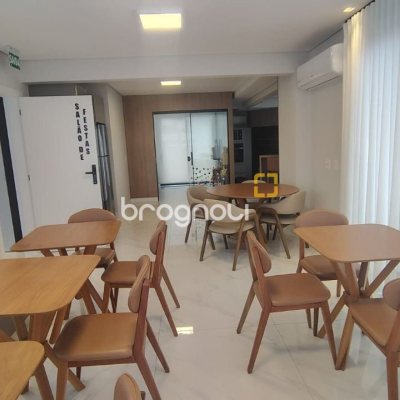 Apartamento com 86m², 3 quartos (sendo 2 suítes), 2 garagens, no bairro Coqueiros em Florianópolis