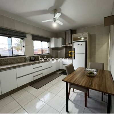Casa com 240m², 4 quartos (sendo 1 suíte), 2 garagens, no bairro Ponte do Imaruim em Palhoça