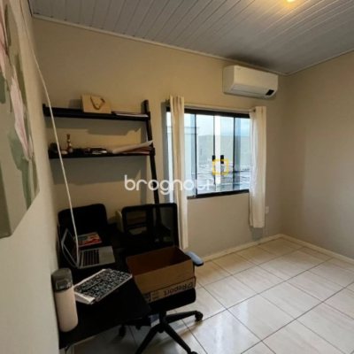 Casa com 240m², 4 quartos (sendo 1 suíte), 2 garagens, no bairro Ponte do Imaruim em Palhoça