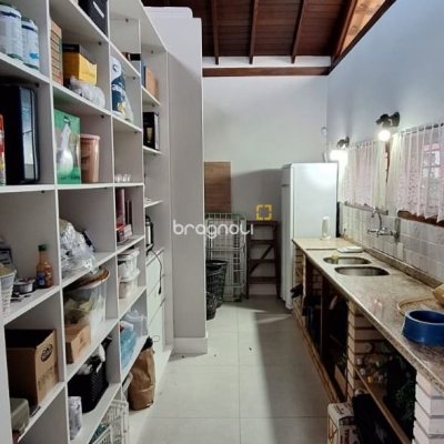 Casa com 310m², 4 quartos (sendo 1 suíte), 4 garagens, no bairro Campeche em Florianópolis