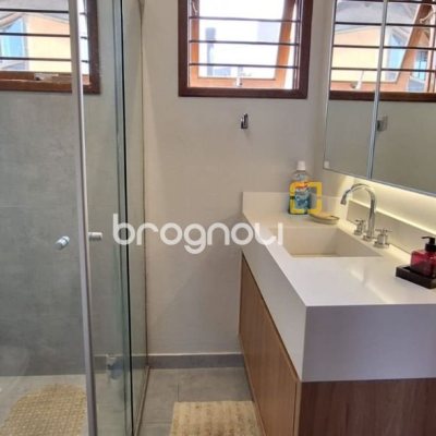 Casa com 310m², 4 quartos (sendo 1 suíte), 4 garagens, no bairro Campeche em Florianópolis