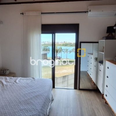 Casa com 310m², 4 quartos (sendo 1 suíte), 4 garagens, no bairro Campeche em Florianópolis