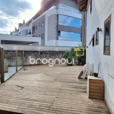 Casa com 310m², 4 quartos (sendo 1 suíte), 4 garagens, no bairro Campeche em Florianópolis