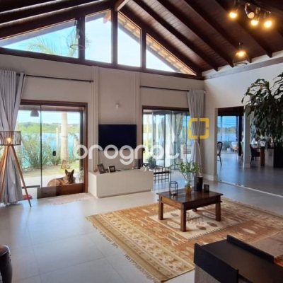 Casa com 310m², 4 quartos (sendo 1 suíte), 4 garagens, no bairro Campeche em Florianópolis
