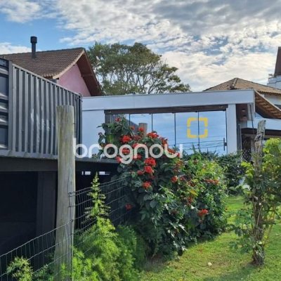Casa com 310m², 4 quartos (sendo 1 suíte), 4 garagens, no bairro Campeche em Florianópolis