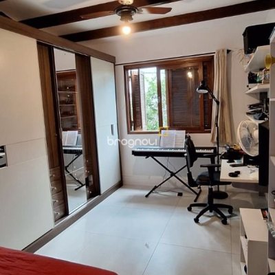 Casa com 310m², 4 quartos (sendo 1 suíte), 4 garagens, no bairro Campeche em Florianópolis