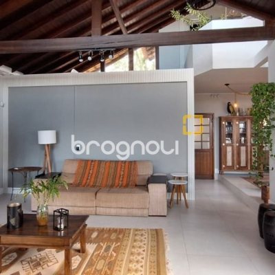 Casa com 310m², 4 quartos (sendo 1 suíte), 4 garagens, no bairro Campeche em Florianópolis