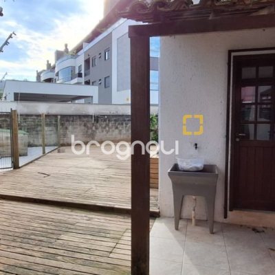 Casa com 310m², 4 quartos (sendo 1 suíte), 4 garagens, no bairro Campeche em Florianópolis