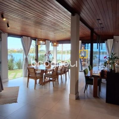 Casa com 310m², 4 quartos (sendo 1 suíte), 4 garagens, no bairro Campeche em Florianópolis