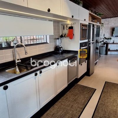 Casa com 310m², 4 quartos (sendo 1 suíte), 4 garagens, no bairro Campeche em Florianópolis