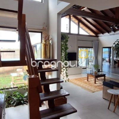 Casa com 310m², 4 quartos (sendo 1 suíte), 4 garagens, no bairro Campeche em Florianópolis