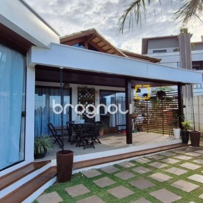 Casa com 310m², 4 quartos (sendo 1 suíte), 4 garagens, no bairro Campeche em Florianópolis
