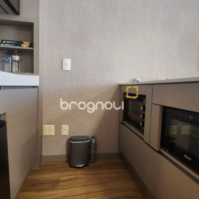 Sala com 42m², 2 garagens, no bairro Itacorubi em Florianópolis
