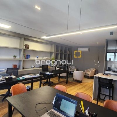Sala com 42m², 2 garagens, no bairro Itacorubi em Florianópolis