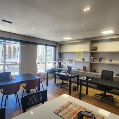 Sala com 42m², 2 garagens, no bairro Itacorubi em Florianópolis