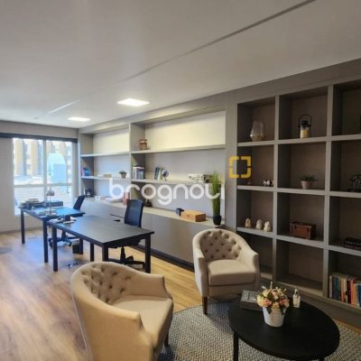 Sala com 42m², 2 garagens, no bairro Itacorubi em Florianópolis