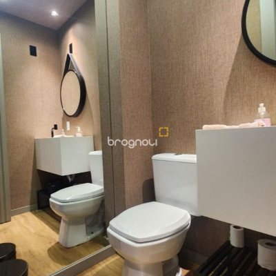 Sala com 42m², 2 garagens, no bairro Itacorubi em Florianópolis