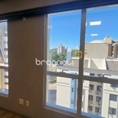 Sala com 42m², 2 garagens, no bairro Itacorubi em Florianópolis