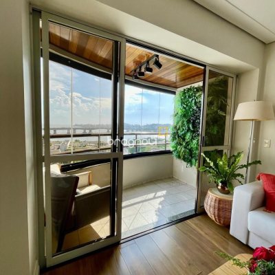 Apartamento com 142m², 3 quartos (sendo 1 suíte), 2 garagens, no bairro Centro em Florianópolis