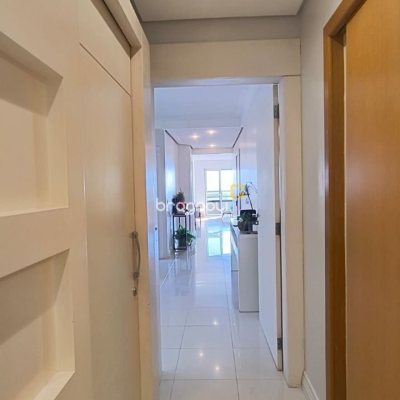 Apartamento com 142m², 3 quartos (sendo 1 suíte), 2 garagens, no bairro Centro em Florianópolis