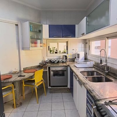 Apartamento com 142m², 3 quartos (sendo 1 suíte), 2 garagens, no bairro Centro em Florianópolis