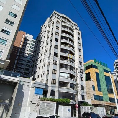 Apartamento com 142m², 3 quartos (sendo 1 suíte), 2 garagens, no bairro Centro em Florianópolis